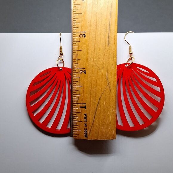 Red wood round earrings hollowed fan pattern boho jewelry statement - Picture 4 of 5